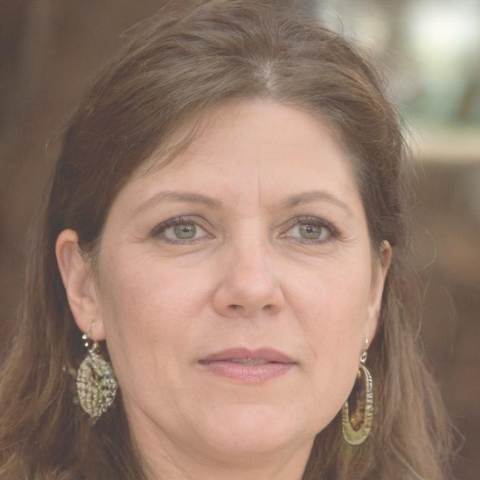 Helena Thornfield, Senior Financial Analyst at zarentovia, professional headshot